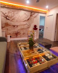 una habitación con una pintura en la pared en Gran Reserva Suites centro alojamiento entero, en Logroño