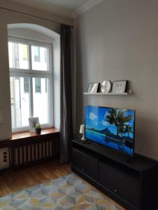 Televízia a/alebo spoločenská miestnosť v ubytovaní Rotes Haus Apartment