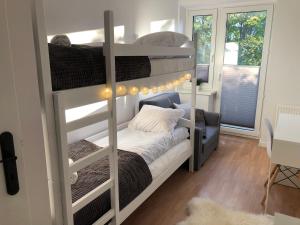 sypialnia z łóżkiem piętrowym i biurkiem w obiekcie Apartament 4 osobowy w Zakopanem