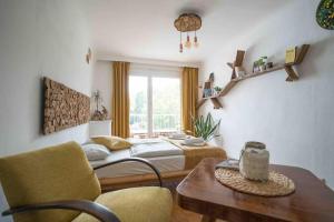 um quarto com uma cama, uma mesa e uma cadeira em Cozy and stylish Apartment near Schönbrunn Castle em Viena