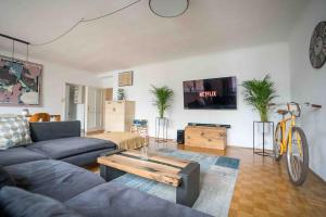 uma sala de estar com um sofá e uma mesa em Cozy and stylish Apartment near Schönbrunn Castle em Viena