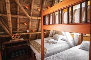 a bedroom with two bunk beds in a log cabin at Chalet Ecoturismo La Nohelia in Jericó