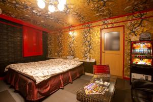 een slaapkamer met een bed en een videospel bij ファインリゾート in Nagoya