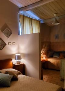 カストロヴィッラリにあるAcquasaleのベッドルーム1室(ベッド2台、窓付)