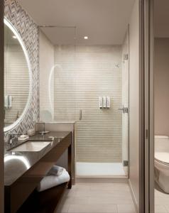 uma casa de banho com um chuveiro, um lavatório e um WC. em THesis Hotel Miami em Miami