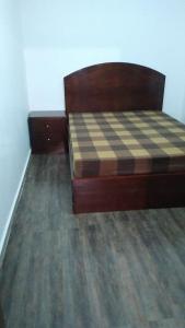 - une chambre dotée d'un lit avec un sol en damier dans l'établissement Fog Mountain Hotel Rooms & sauna, 
