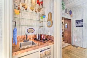 Una cocina o cocineta en Dobson Getaway with Private Pool and Game Room!
