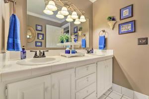 Un baño de Dobson Getaway with Private Pool and Game Room!