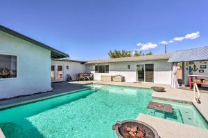 una piscina en el patio trasero de una casa en 2 Mi to Lake Havasu State Park Home with Pool!, en Lake Havasu City