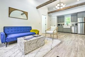 ein Wohnzimmer mit einem blauen Sofa und einem Tisch in der Unterkunft Modern Escape with Fire Pit, Near Lake Waramaug in Kent