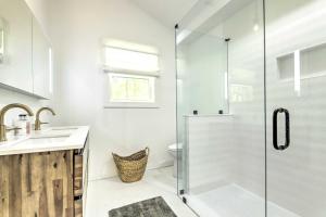 Ένα μπάνιο στο Modern Escape with Fire Pit, Near Lake Waramaug +19 φωτογραφίες