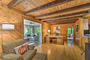 een woonkamer met houten wanden en houten plafonds bij Peaceful Moravian Falls Cabin Near Fishing! in Wilkesboro