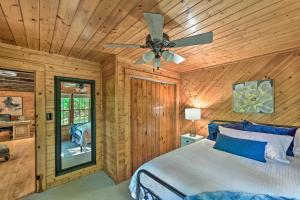 een slaapkamer met een bed en een plafondventilator bij Peaceful Moravian Falls Cabin Near Fishing! in Wilkesboro