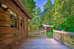 een houten loopbrug naar een hut met een tuinhuisje bij Peaceful Moravian Falls Cabin Near Fishing! in Wilkesboro
