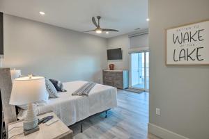 1 dormitorio con 1 cama y 1 mesa con lámpara en Watertown Condo with Resort-Style Amenities!, en Watertown