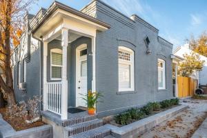 una casa gris con una puerta blanca y escaleras en New Distinctive Historical Unit from 5 Star Host, en Salt Lake City