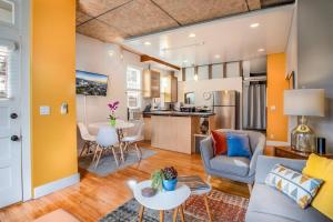 una sala de estar con un sofá y una mesa en New Distinctive Historical Unit from 5 Star Host, en Salt Lake City
