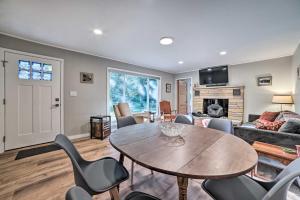 ein Wohnzimmer mit Tisch und Stühlen in der Unterkunft Secluded Suttons Bay Retreat with Fire Pit! in Suttons Bay