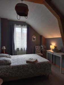 Schlafzimmer mit einem Bett und einem Fenster in der Unterkunft GÎTE REDROOSTER HOME - Chaleur et bien-être au pied des 7 Laux - 4 ch - 2 sdb - Parking in Theys