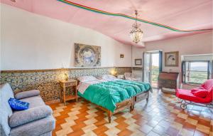 Belvedere LangheにあるCastello Dei Diamantiのベッドルーム1室(ベッド1台、ソファ、椅子付)