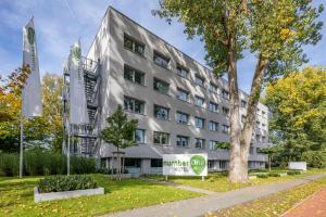 un edificio de oficinas con un cartel delante en numberOne Hotel, en Núremberg