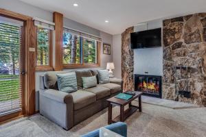 sala de estar con sofá y chimenea en Laurelwood Condominiums 202 en Snowmass Village