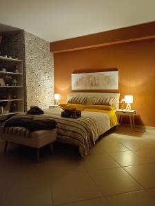 ein Schlafzimmer mit einem großen Bett mit gelben Wänden in der Unterkunft Villa Sant'Andrea in Trecastagni