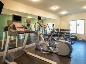 The fitness centre and/or fitness facilities at Holiday Inn Express Gas City, an IHG Hotel