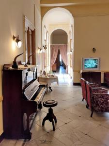 - un salon avec un piano et une table dans l'établissement Clement's House Hostel, à Alexandrie