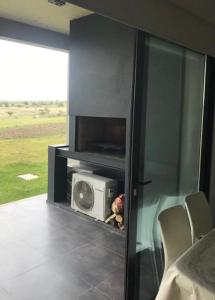 sala de estar con microondas y calefactor en Villa General Belgrano - Puerto del Águila in 