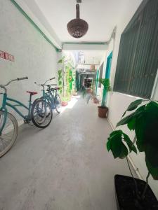 un couloir avec des vélos garés dans un bâtiment dans l'établissement Casa Cálido Hotel, à Cozumel