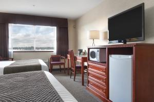 Postel nebo postele na pokoji v ubytování Days Inn & Suites by Wyndham Langley
