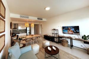 Φωτογραφία από το άλμπουμ του Aquarella Beachfront 2BR Sunset Juan Dolio σε La Puntica de Juan Dolio