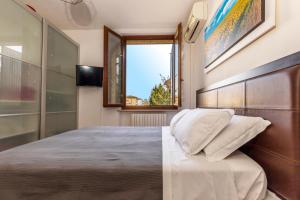 ヴェローナにあるCasa Kataleaのベッドルーム(大型ベッド1台、窓付)