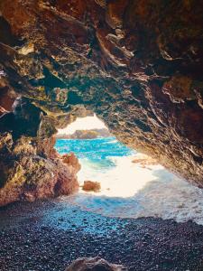 Ah Fong VillageにあるGo Camp Mauiの洞窟を通して海岸の空中を望む