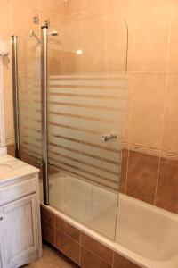 een douche met een glazen deur in de badkamer bij Casa Nueva en Barco frente a Sierra de Gredos in El Barco de Ávila