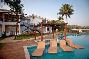 Bazén v ubytování Acron Waterfront Resort nebo v jeho okolí