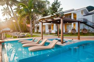 Bazén v ubytování Acron Waterfront Resort nebo v jeho okolí
