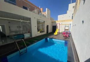 a swimming pool in the backyard of a house at فلل اسوار الوسام الفندقية in Taif