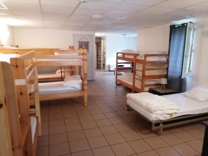 Ce dortoir comprend plusieurs lits superposés. dans l'établissement Auberge Chez Gabrielle - Vallée de Lesponne, à Beaudéan