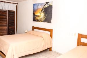ein Schlafzimmer mit 2 Betten und einem Wandgemälde in der Unterkunft Vila Juquehy Lofts & Suítes in Juquei