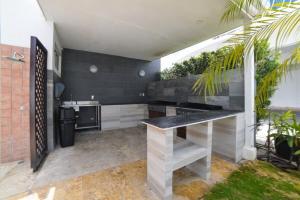 a kitchen with a counter and a sink at Elegante Aqua Marine Apartamento en Playa Juan Dol in Juan Dolio