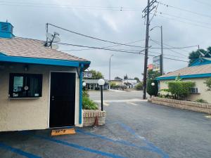 un edificio con parquímetro frente a una calle en Holly Park Motel near LAX, en Inglewood