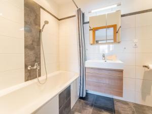 łazienka z wanną, umywalką i prysznicem w obiekcie Vicky Apartment Large w mieście Niederau +29 zdjęć