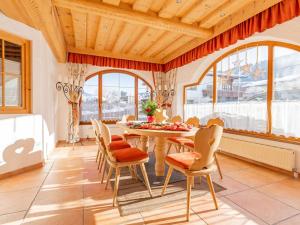 jadalnia ze stołem i krzesłami w obiekcie Vicky Apartment Large w mieście Niederau