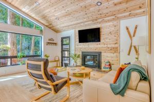uma sala de estar com um sofá e uma lareira em Koselig Cabin em Rhododendron