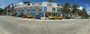 un grupo de coches estacionados frente a un edificio en Hotel Eight Fifty en Jagna