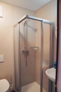 La salle de bains est pourvue d'une douche, de toilettes et d'un lavabo. dans l'établissement Den Alen Arbed's Büro, à Kayl