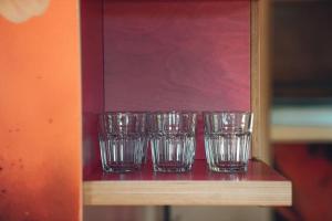 tres vasos vacíos sentados en la parte superior de un estante en Den Alen Arbed's Büro en Kayl