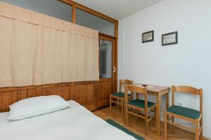 Postel nebo postele na pokoji v ubytování Apartments by the sea Zivogosce - Porat, Makarska - 20097